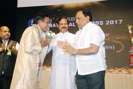 Guru Shekhar Tanjorkar being faliciated at 4th CMSB National Award, India - 2017 111